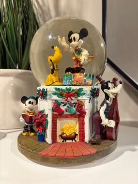 Vintage Disney Christmas Musical Snow Globe   collectible snowglobe mickey mouse